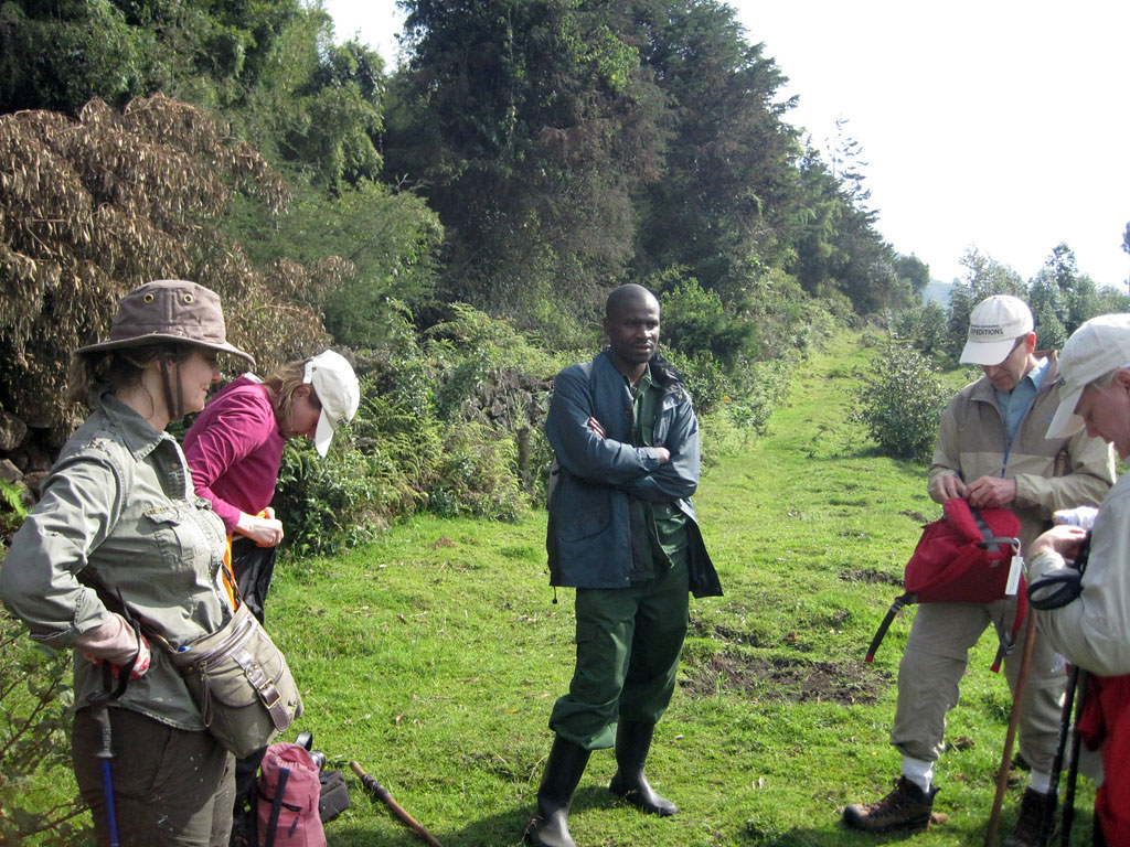 GUIDE Briefing clients on a safari 