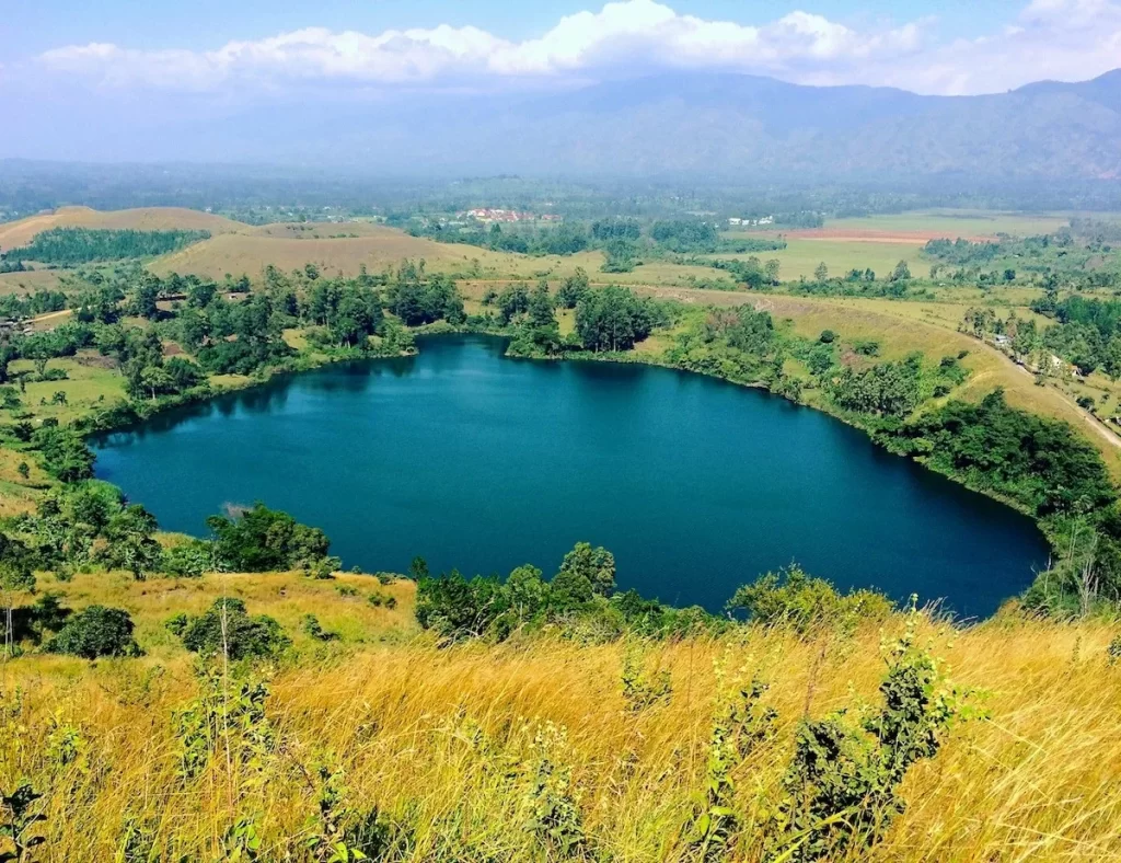 crater lake Fortpotal Uganda